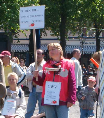 sommige demonstranten hadden pakkende leuzen op borden staan.