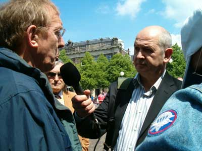 Jan Marijnissen spreekt met de burgers over wat voor invloed de herkeuringen hebben.